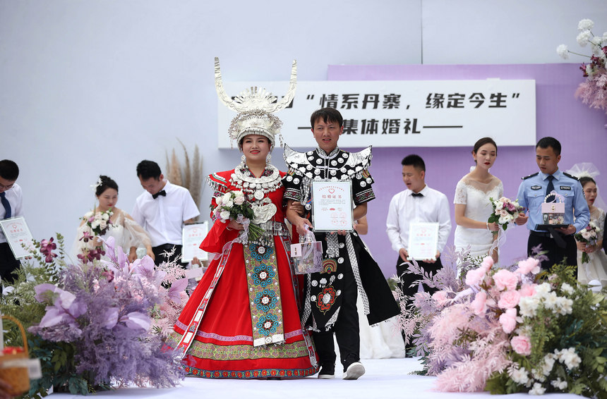 集體婚禮的新人們。
