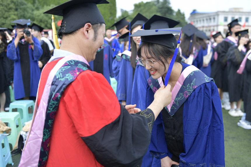 貴州大學2023屆畢業典禮暨學位授予儀式現場。 貴州大學供圖    