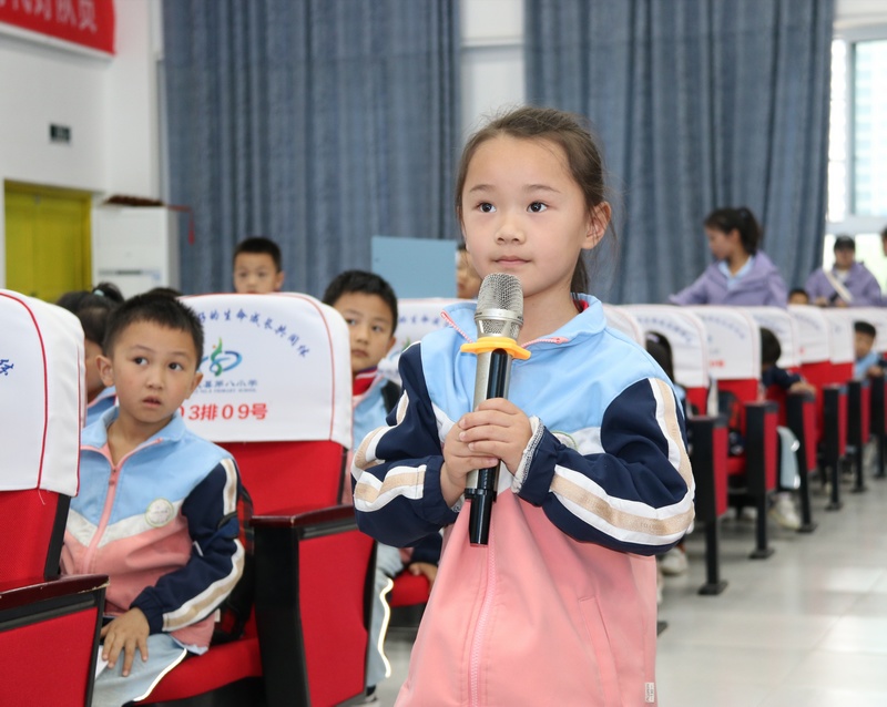 参观小学。