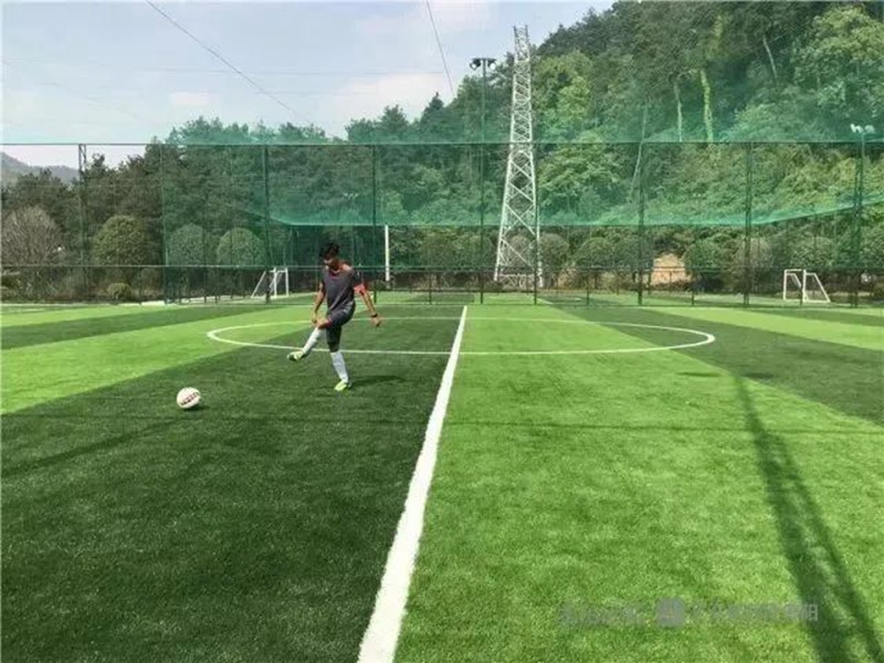 黔靈山體育公園足球場。