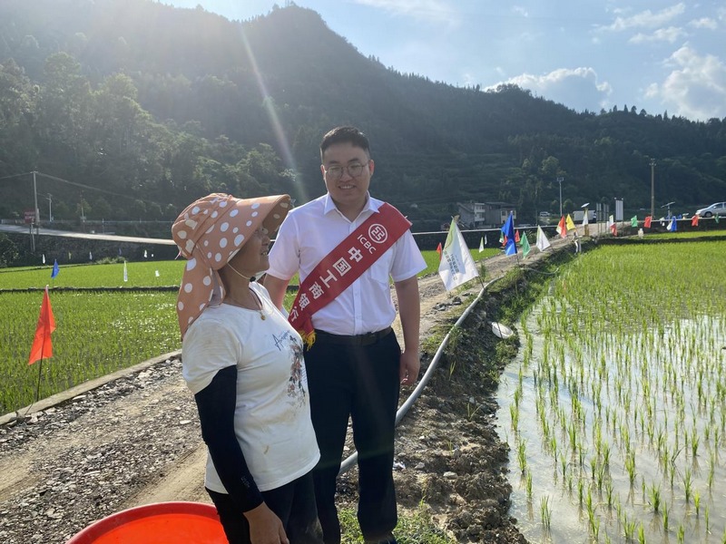 工商银行凯里分行到某制种基地开展实地调研。