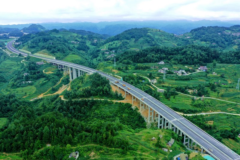 贵金高速路面6标已完成路面摊铺的路段。