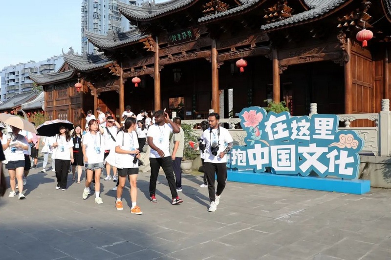走访参观中南门古城。