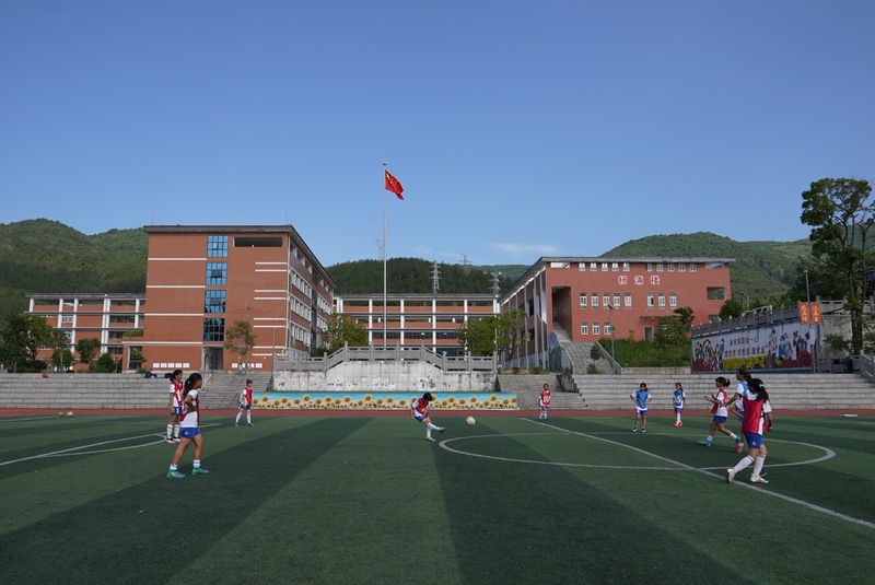 道真自治縣第四小學女子足球隊在足球場上訓練。