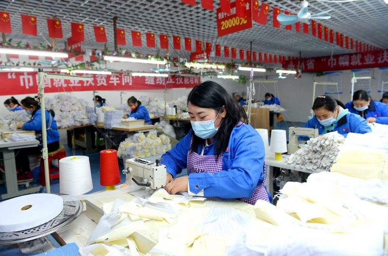 搬遷到鳳翔社區婦女們在加工手套。