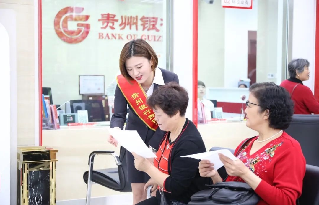 耐心為老人解答有關業務。