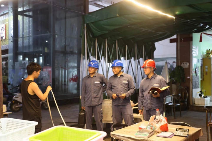 南方电网工作人员了解客户用电需求。