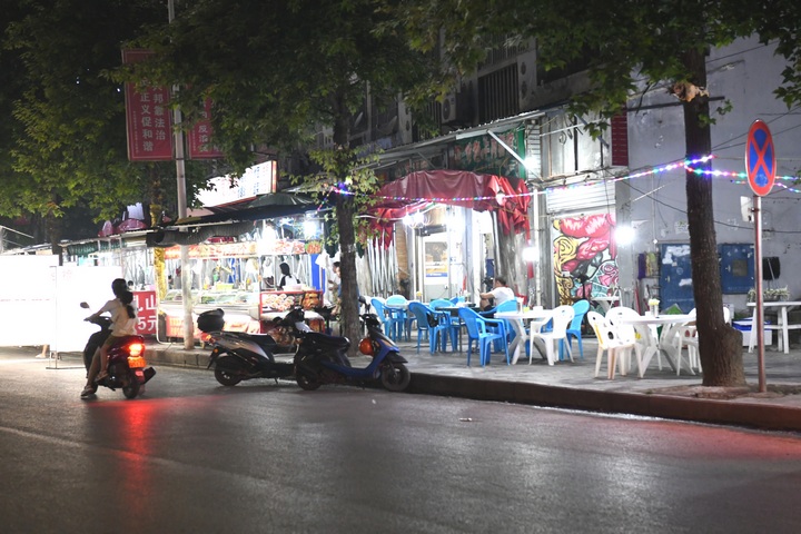 望谟县夜市小街一角。