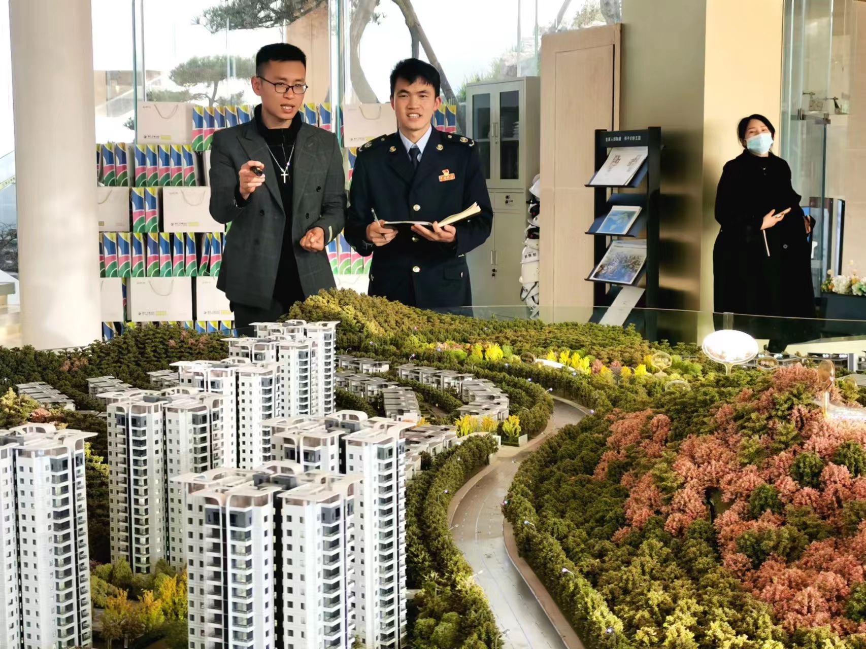 稅務人員在房地產企業開展大走訪大調研活動。童霖攝