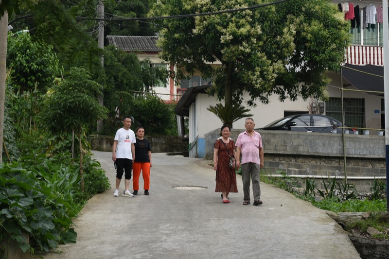 2、重慶游客散步。 王華秦攝.JPG