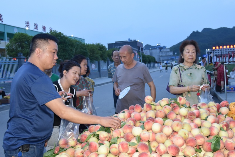 3、游客購買水果。 王華秦攝.jpg