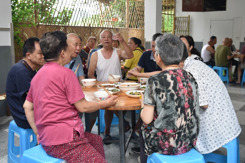 4、游客集中用餐。 王華秦攝.jpg