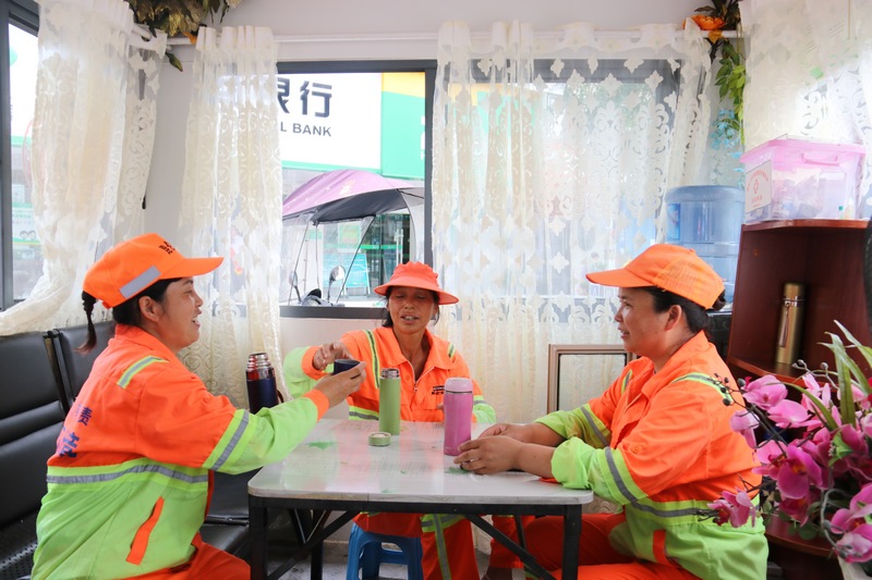 環衛工人正在戶外勞動者驛站綜合服務站裡面休息。