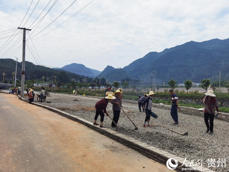 在余下村蔡家院组，村民投工投劳修建停车场。人民网 王秀芳摄.jpg