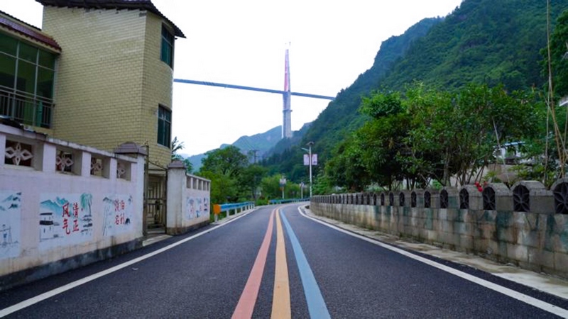 干净整洁的村庄道路。龙里县委宣传部供图.jpg