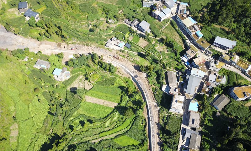 逐渐成型的公路 陈桂良摄.JPG