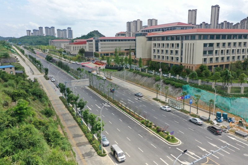 在北京師范大學貴陽附屬中學俯瞰金龍路。