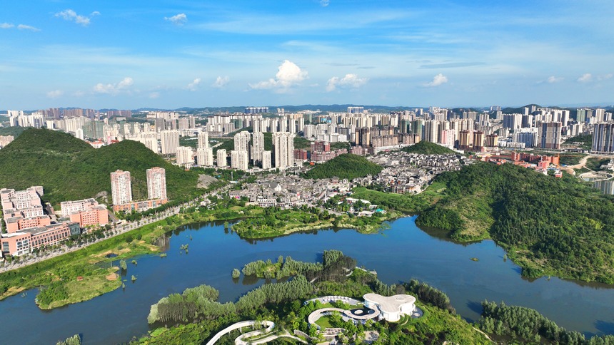 清镇城区老马河畔，城市、高校与景区融为一体。鲍凯摄