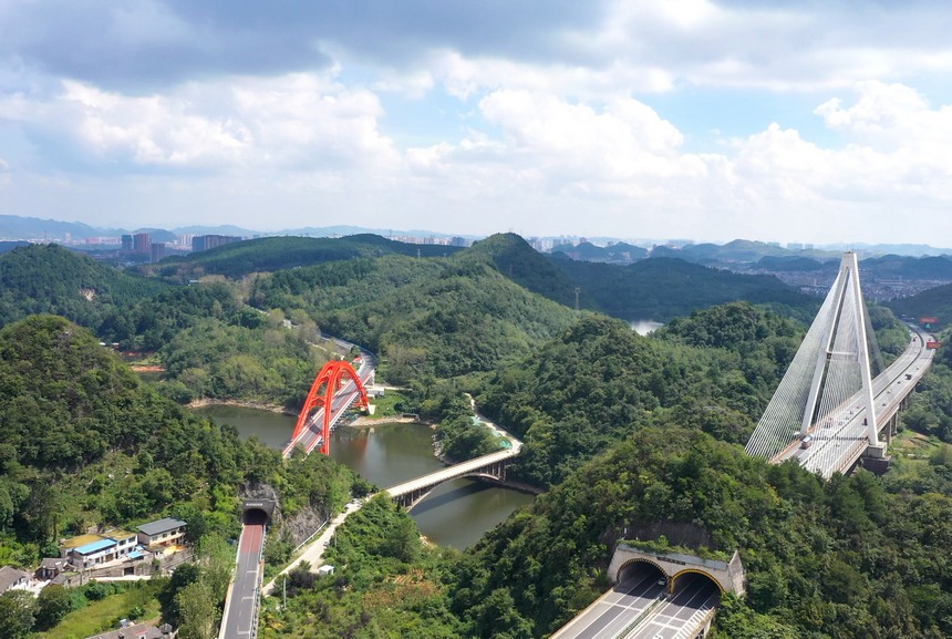 位于清镇市红枫湖上的“桥梁三兄弟”。代胜强摄
