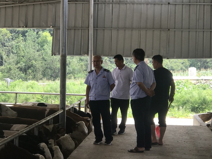 税务人员到三都县鑫兴种养殖有限公司开展税惠政策宣传。