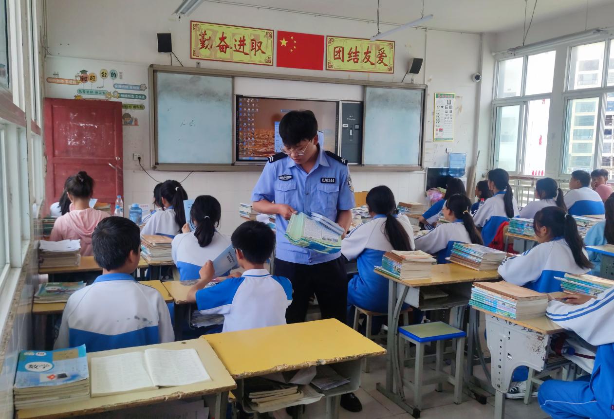 发放宣传资料。