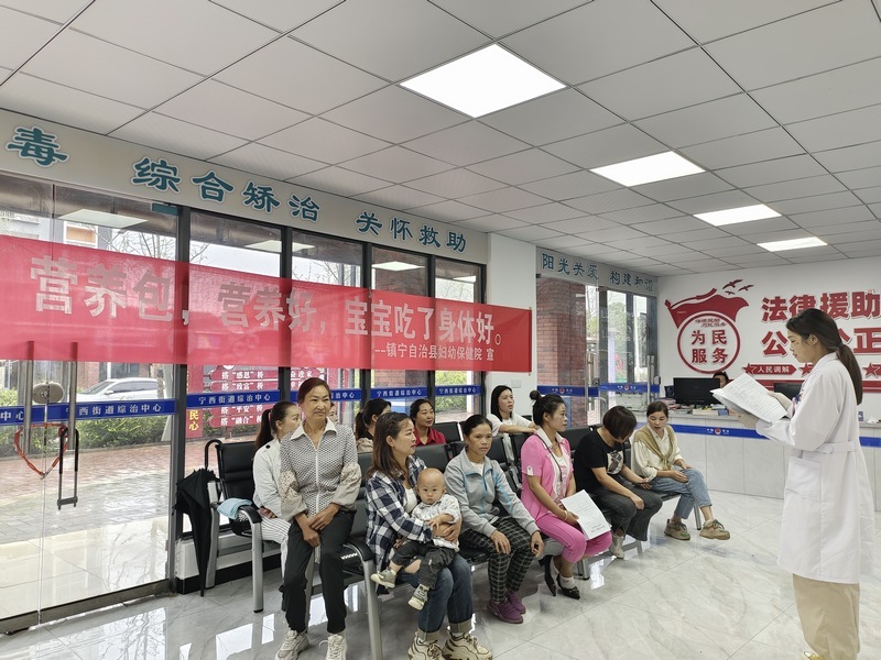 6月19日,政協委員文滿花組織兒保醫生給家屬宣講育兒知識.jpg