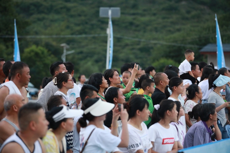 (1)2023年7月5日，贵州省“美丽乡村”篮球联赛贵阳赛区清镇站开赛。图为观众在看比赛。（彭克贵摄）.jpg