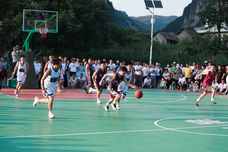 2023年7月5日，贵州省“美丽乡村”篮球联赛贵阳赛区清镇站开赛。图为运动队员在抢球。（彭克贵 摄）.jpg