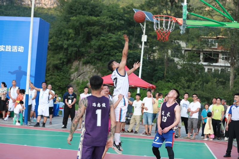 2023年7月5日，贵州省“美丽乡村”篮球联赛贵阳赛区清镇站开赛。图为运动队员在投球。（彭克贵 摄）.jpg