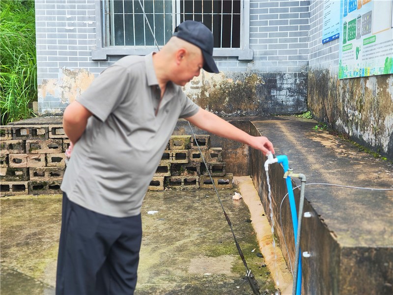 工作人员检查水管供水情况。（田勇 摄）.jpg