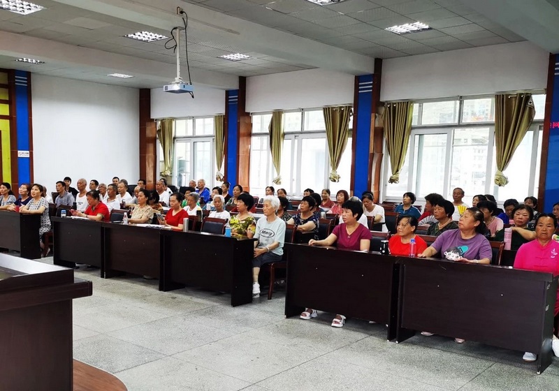 在石阡县老年大学的反诈课堂上，前来听讲的干部群众聚精会神地听讲。文杰 摄.jpg
