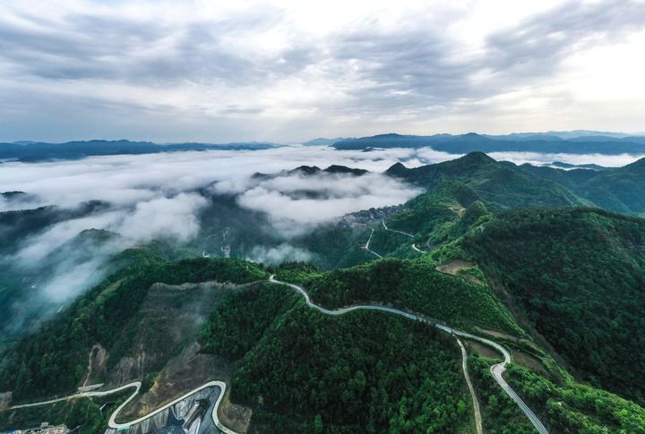 這是2023年4月26日在貴州省劍河縣革東鎮拍攝的苗寨雲海景觀（無人機照片）。新華社記者 楊文斌 攝