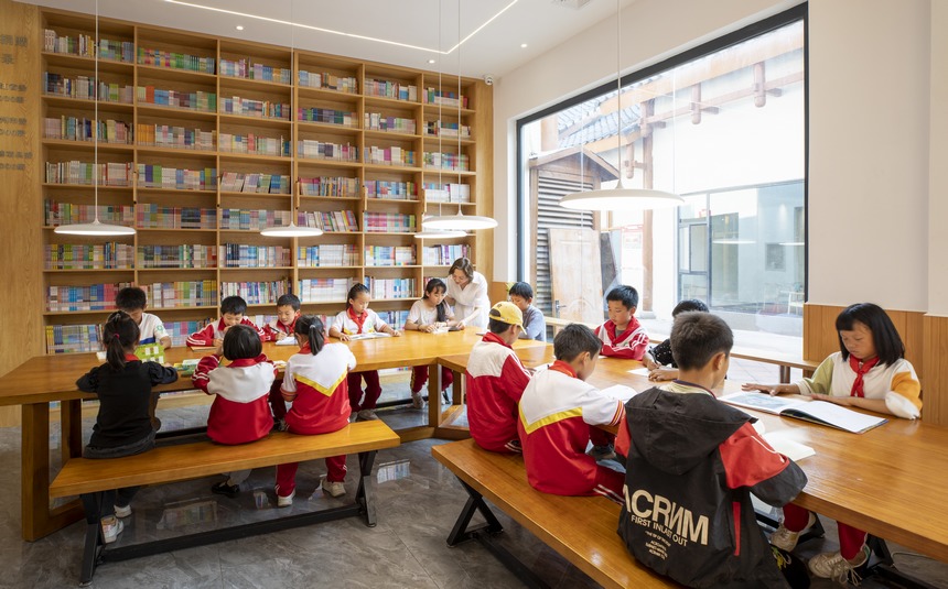 2023年6月25日，赫章县金银山街道少儿活动中心志愿者辅导搬迁户孩子学习。