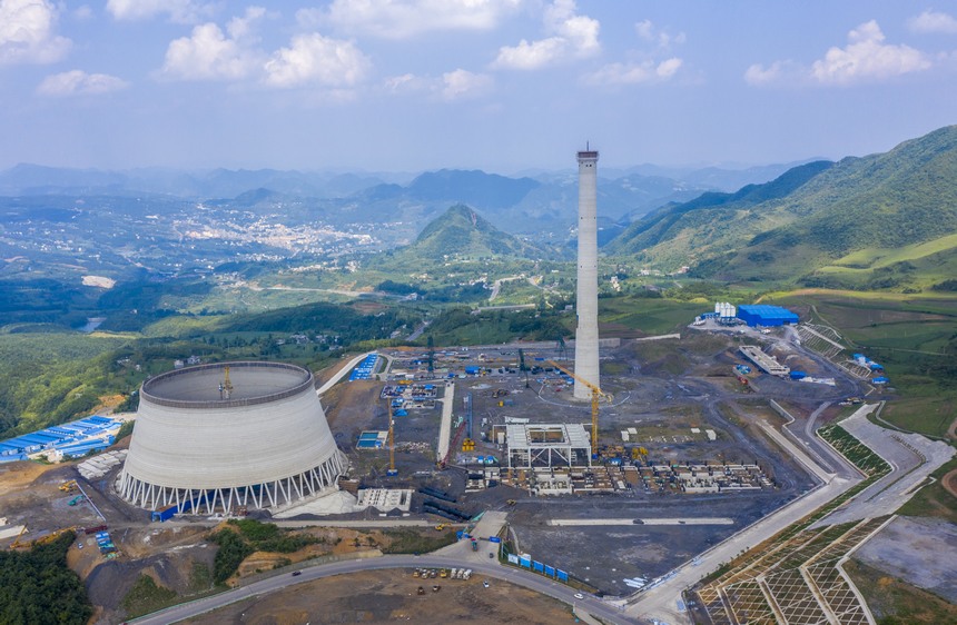 2023年6月26日，中央统战部帮助协调推进的威赫火电厂项目烟囱安全到顶。