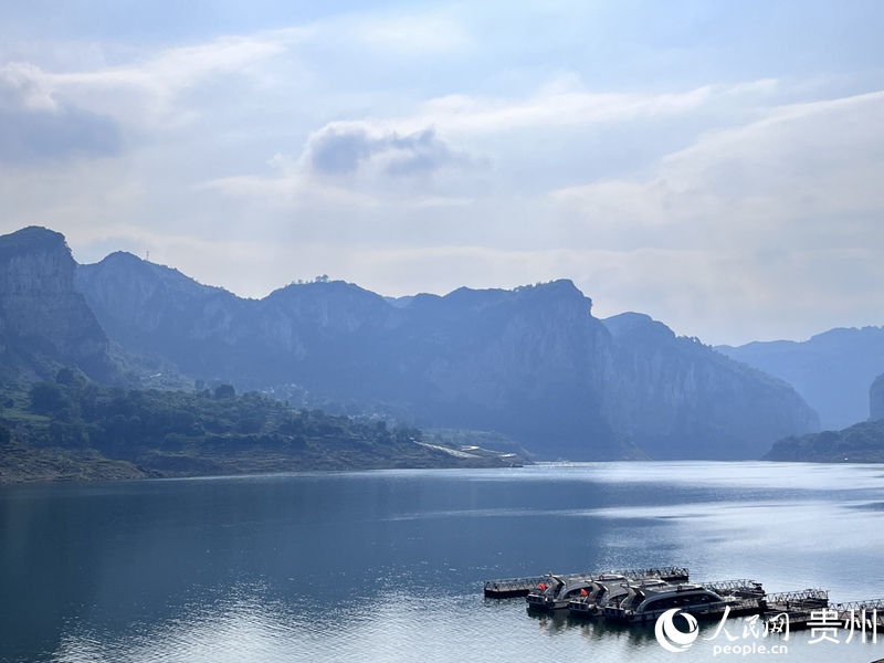 乌江支流六冲河湖面清澈、景色优美。人民网 陈洁泉摄