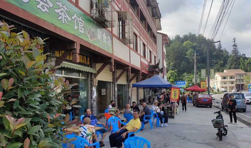 進入夏季，寨壩鎮沿路茶館坐滿了納涼的游客。張川 攝.jpg