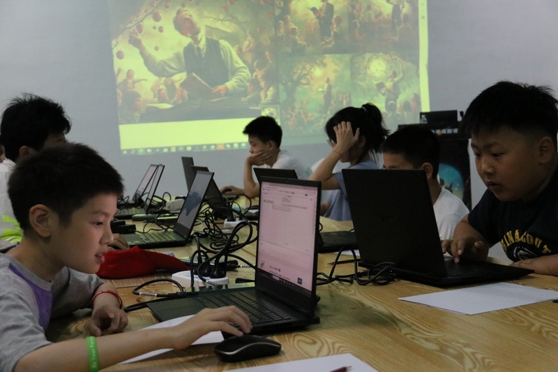 学生们正在认真地学习人工智能教学。