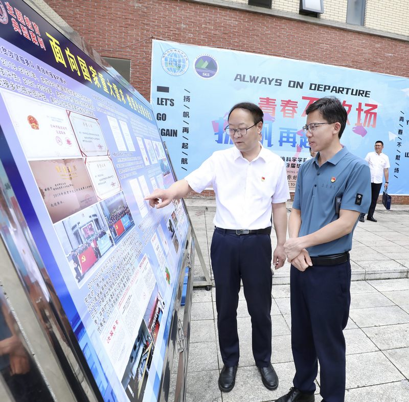参观“中国精神”文化长廊、观看典型案例成果展。