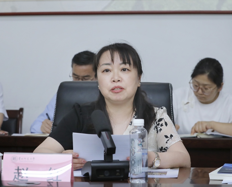 赵红老师围绕“努力做教育改革的奋进者”的主题作发言。