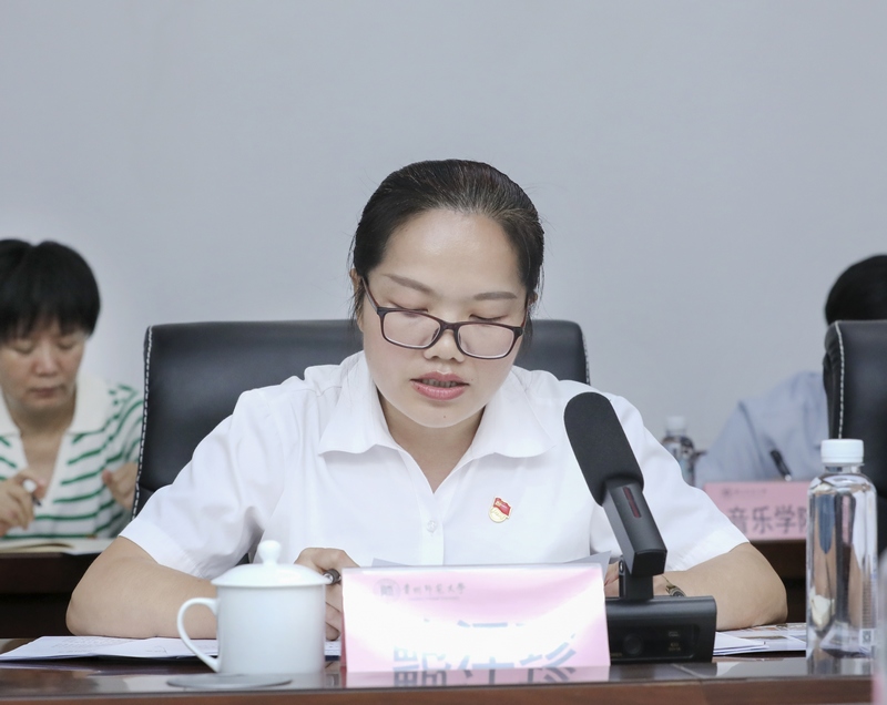 鲍江珍老师围绕“努力做教育扶贫的先行者”的主题作发言。
