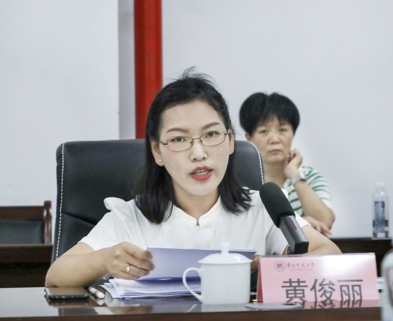 黄俊丽老师围绕“努力做学生成长的引导者”的主题作发言。