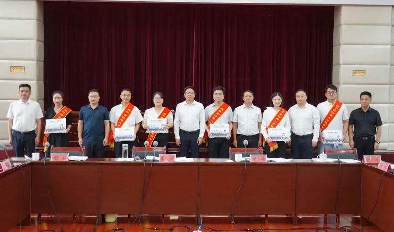 金沙縣委人才工作領導小組會議上為專家人才頒發服務綠卡。
