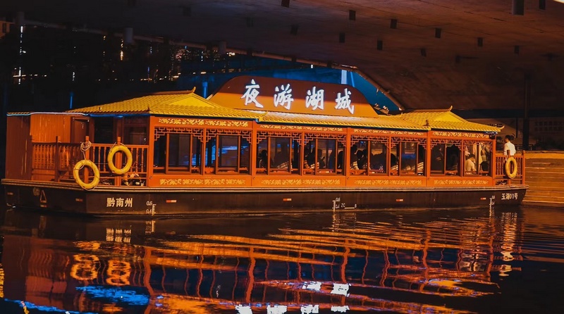 画舫船夜游。