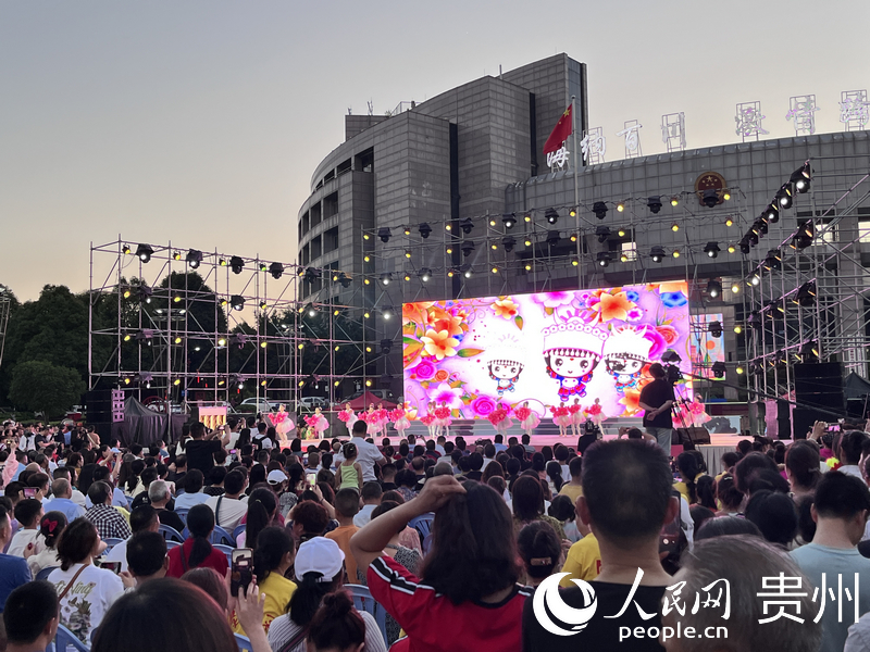 市民正在观看展演。人民网 陈洁泉摄