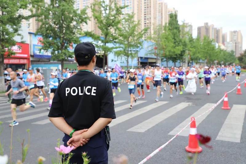 賽中值守。