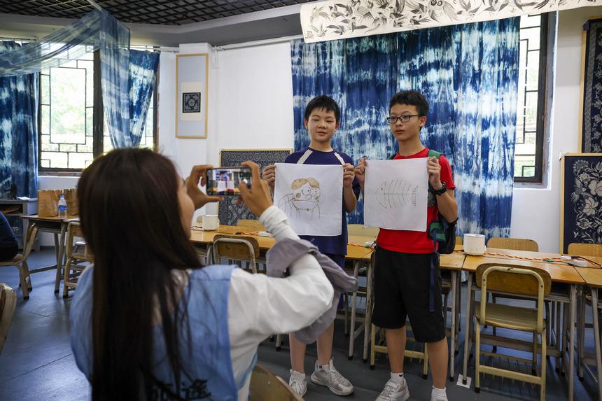 7月17日，小朋友展示画好的蜡画。杨胜贤摄