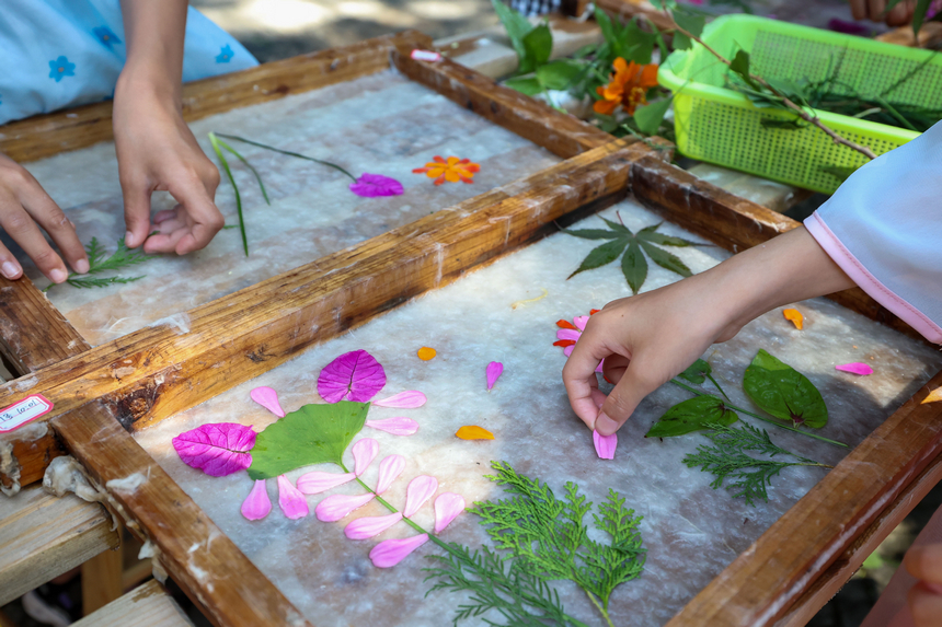 7月17日，小朋友体验花草纸制作。杨胜贤摄