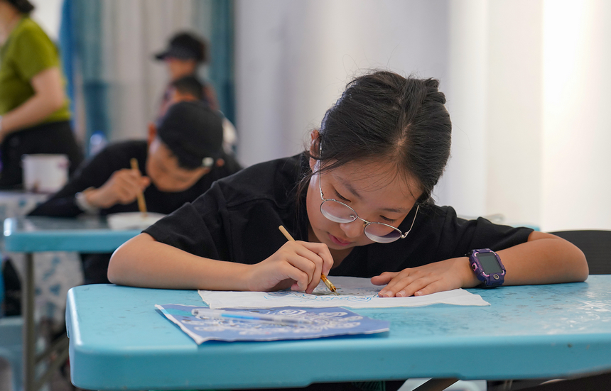 7月17日，小學生在體驗館體驗蠟畫技藝。黃曉海攝