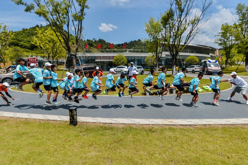 “奔跑吧·星空体育官网登录入口少年”2023全省青少年户外营地发展大会在都匀启动(图3)