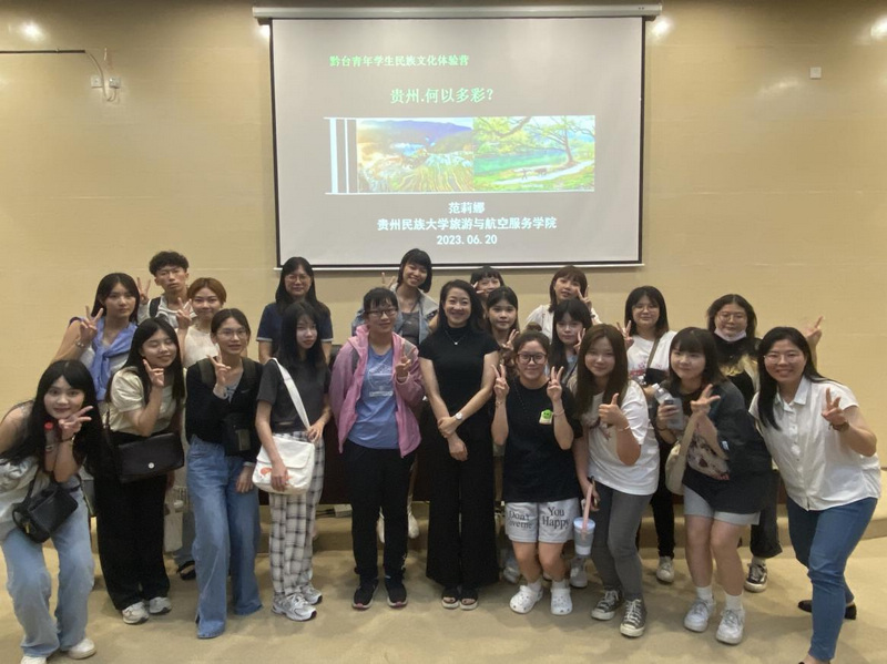 少数民族文化讲座合影。